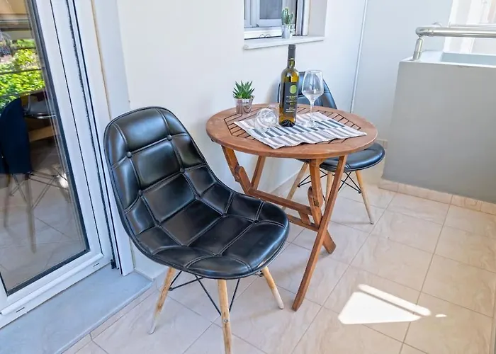 Bright Apt Close To The Beach