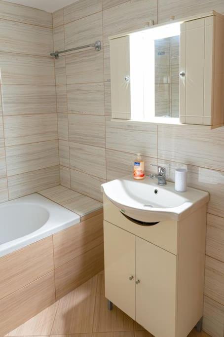 Apartament Bright Close To The
