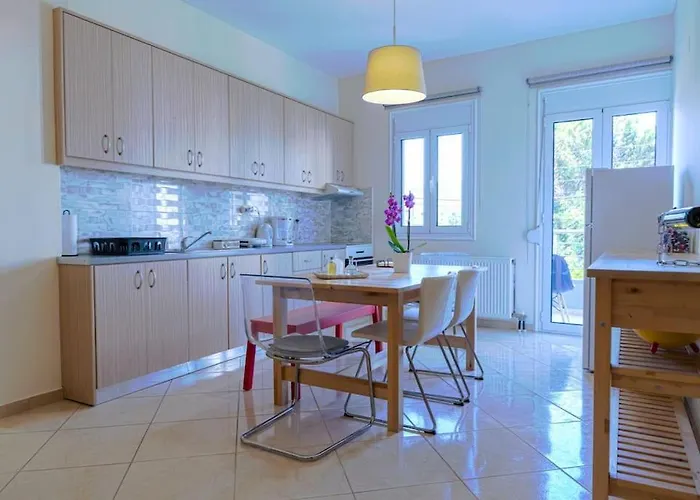 Bright Apt Close To The Beach